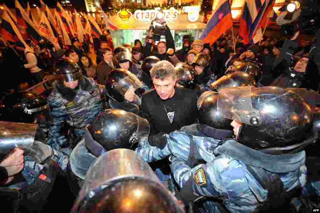 ОМОН окружает Бориса Немцова во время оппозиционного марша на Триумфальной площади в центре Москвы. Декабрь 2011 года.