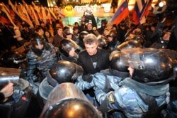 Поліція оточила Нємцова під час акції протесту проти оголошених результатів президентських виборів, Москва, 2011 рік
