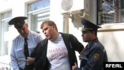 Police detain activist Mikola Dzemidzenka