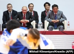 Владимир Путин и Синдзо Абэ на турнире по дзюдо во Владивостоке. 12 сентября 2018 года
