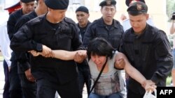 Алматыдағы наразылық акциясында арнайы жасақ өкілдері оппозиция белсендісін ұстап жатыр. Алматы, 23 маусым 2018 жыл.