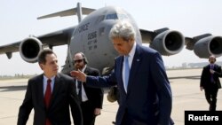 Посол США в Ираке Стюарт Джонс (слева) вместе с госсекретарем Джоном Керри в международном аэропорту Багдада, 8 апреля 2016 года.