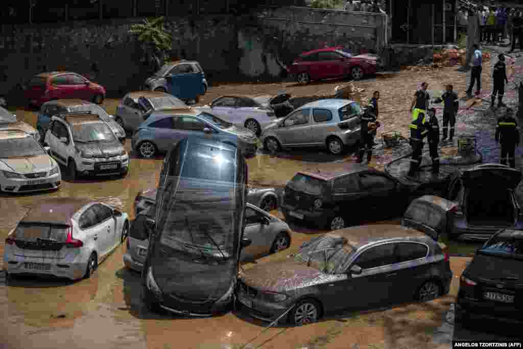 ГРЦИЈА - Силен дожд предизвика поплави и сериозни проблеми во населби во северниот дел на Атина. Еден паркинг, со над 50 автомобили целосно се поплави, а по наредба на полицијата, неколку поплавени сообраќајници се целосно затворени за сообраќај. Поплавите во Атина доаѓаат по големите пожари во околината на грчката метропола во кои загинаа најмалку 82 луѓе, а стотици се повредени, исчезнати и раселени.