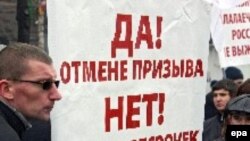 Правозащитники в докладе отмечают, что постепенно совместная работа с военкоматами налаживается