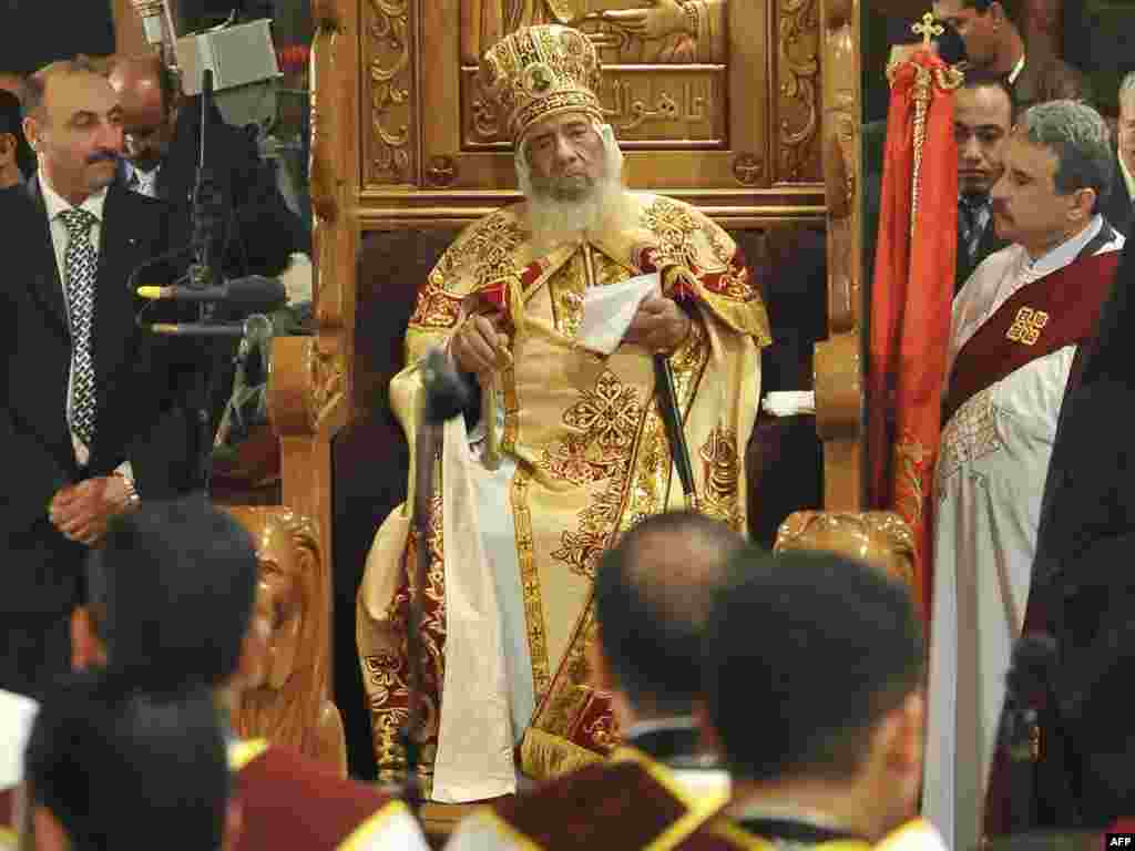 Papa Shenuda III, liderul Bisericii ortodoxe copte din Egipt, binecuvîntează anafura pentru slujba de Crăciun.