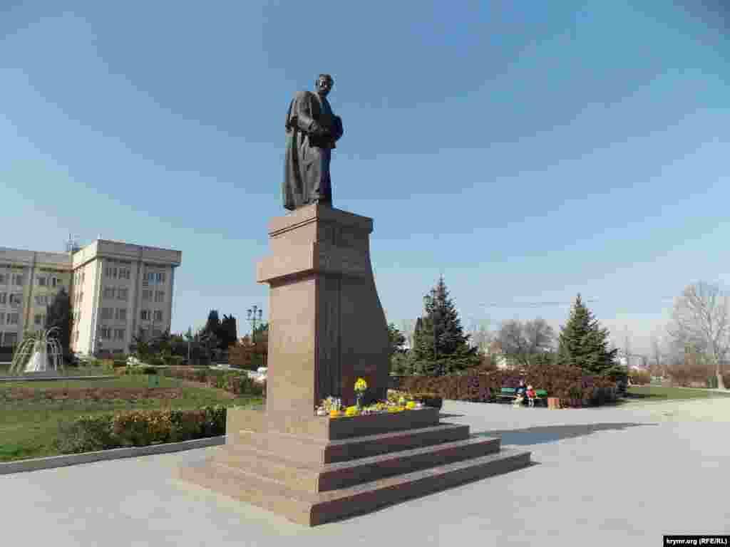 Ukraine, Crimea, Sevastopol - the activists came to the Shevchenko monument in Sevastopol, March 9, 2016 