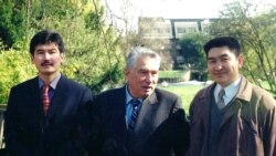 Арслан Койчиев (солдо), Чыңгыз Айтматов жана Тынчтыкбек Чоротегин (оңдо). 1999-жыл.