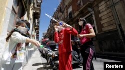 Deca se igraju sa penom od sapunice, Italija, 5. maj, 2020. 