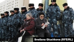 Полиция преградила дорогу к резиденции президента Казахстана участникам акции протеста. Астана, 28 марта 2011 года.