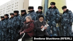 Kazakh police bar demonstrators access to the presidential residence in Astana in March.