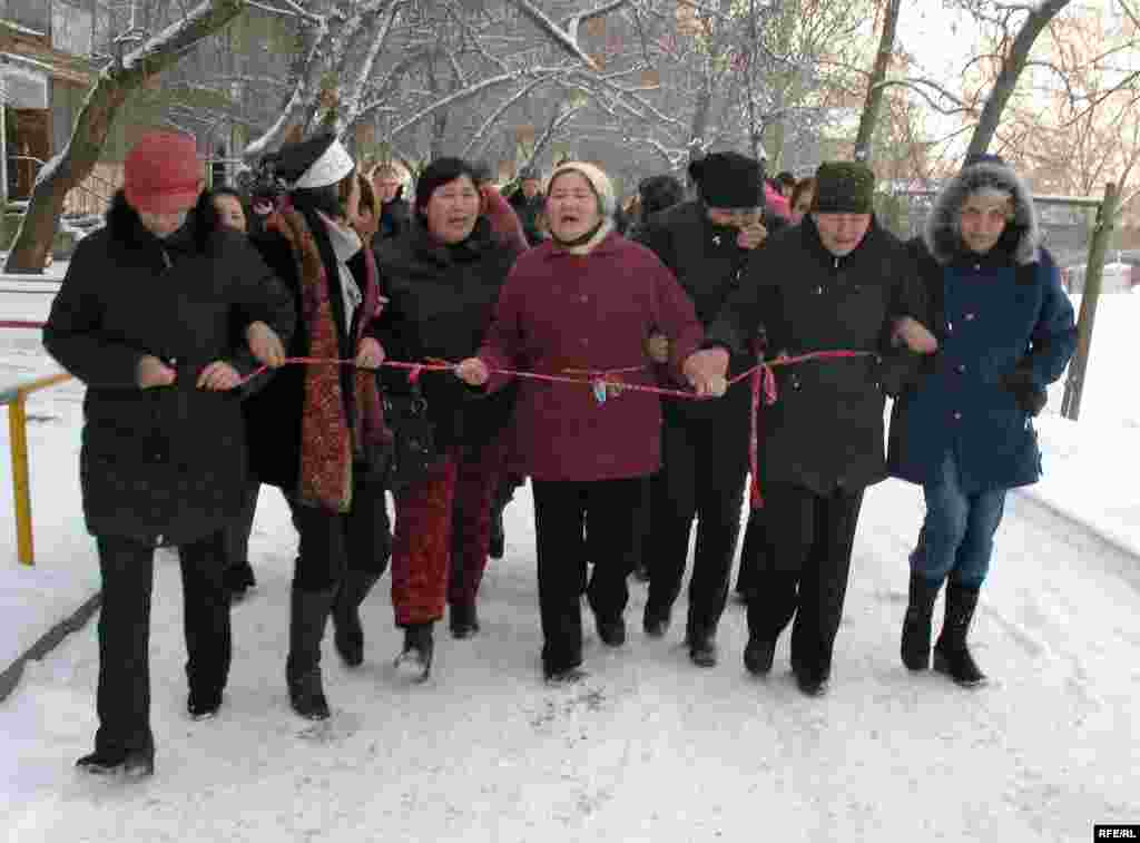 Жители проблемного общежития пытаются перекрыть главную улицу. Алматы, 23 декабря 2008 года. - Жители проблемного общежития пытаются перекрыть главную улицу. Алматы, 23 декабря 2008 года. 