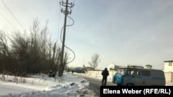 Полицейское оцепление недалеко от ресторана, где произошла массовая драка, закончившаяся убийством 23-летнего мужчины. Караганда, 8 января 2019 года. 