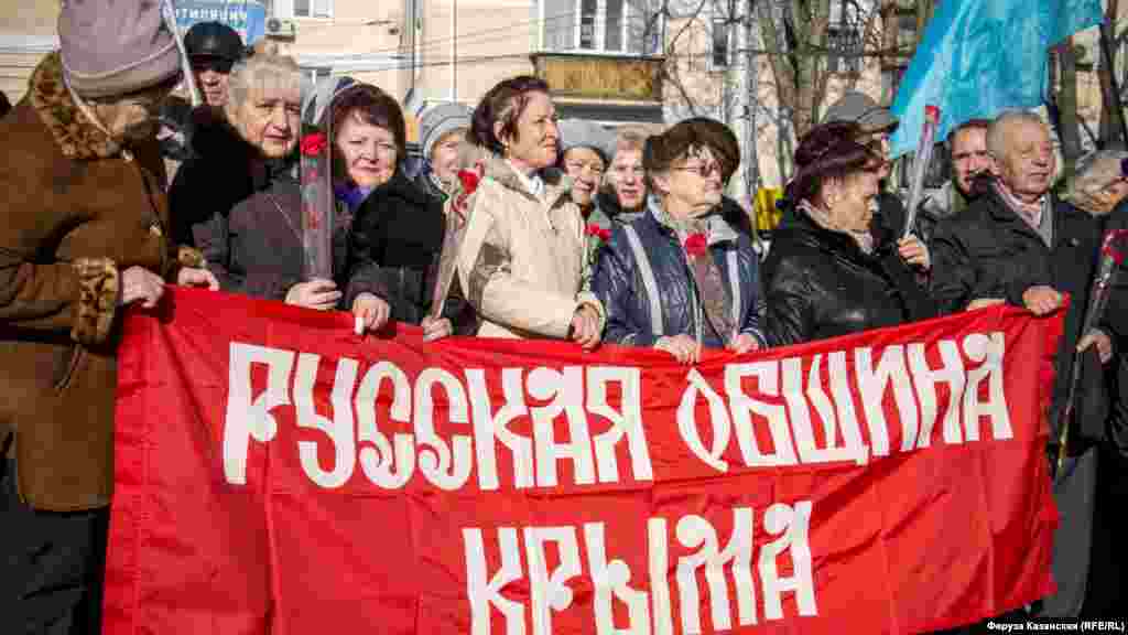 На площі Амет-Хана Султана зібралися представники&nbsp;​&laquo;Русской общины&raquo;, &laquo;Крымпатриотцентра&raquo;, &laquo;Союза советских офицеров&raquo; та інші жителі міста