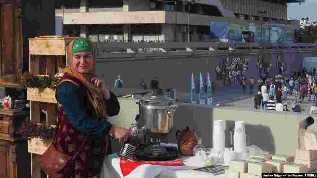 A woman sells tea.