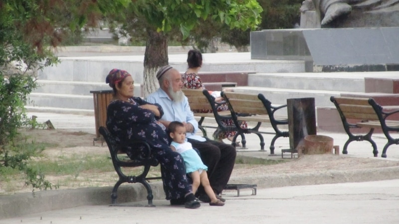 'Ene-ata garyp çagalaryna ýük bolýar', garrylar öýüne düşýär