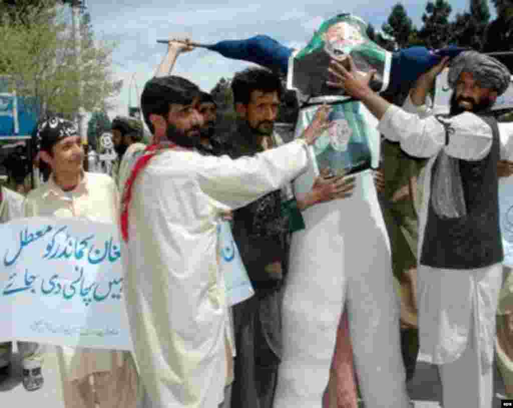 Pakistan/Afghanistan - Pakistani men burn an effigy of Afghan President Hamid Karzai during an anti-Afghan protest in Quetta, 4 Apr. 2006 - PAKISTAN ANTI AFGHANISTAN PROTEST epa00684842 Pakistani men burn an effigy of Afghan President Hamid Karzai during an anti-Afghan protest in Quetta on Tuesday 04 April 2006. Afghan authorities have arrested their border police commander in the killing of 17 Pakistan nationals who were shot dead by Afghan forces on suspicion of terrorism when they crossed the border to celebrate Afghan new year Norouz.