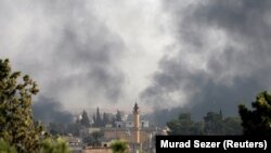 Дим здіймається над сирійським містом Ет-Тель-ель-Абьяд у провінції Шанлиурфа, 10 жовтня 2019 року