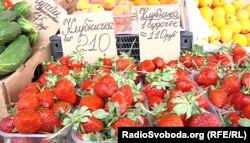 Полуниця на ринку у Донецьку