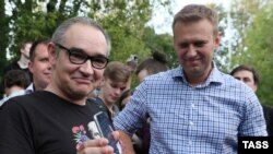 Антон Носик (слева) и Алексей Навальный на одной из гражданских манифестаций за свободу интернета, Москва, август 2016