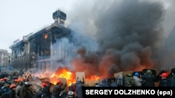 Demonstranti drže štitove dok se sukobljavaju s policijskim snagama 19. februara.