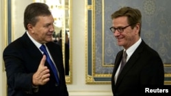 Зустріч керівника МЗС Німеччини Ґідо Вестервелле (праворуч) з президентом України Віктором Януковичем