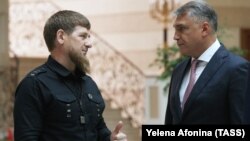 Глава Чечни Рамзан Кадыров (слева) и полпред президента РФ на Северном Кавказе Александр Матовников (архивное фото)