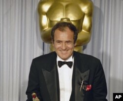برتولوچی به هنگام دریافت جایزه اسکار برای فیلم آخرین امپراطور