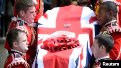 Pamje nga ceremonia e varrimit të ushtarit Lee Rigby më 12 korrik 2013 në Londër