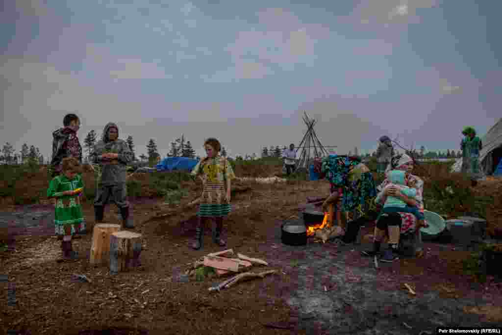 Članovi porodice Multanov u svom kampu pored vatre. Na proputovanju prema susjednom distriktu prolaze kontrolne punktove Gazprom Njefta, podružnice Gazproma.