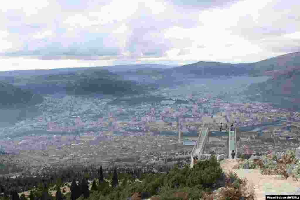 Pogled sa vrha brda Fortica na Staklenu stazu i Mostar&nbsp;