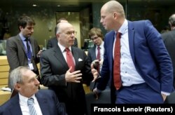 La reuniunea de la Bruxelles, miniştrii ungar, francez şi belgian (de la stânga la dreapta)