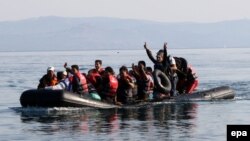 Migrantët nga Siria gjatë ludnrimit të tyre për në ujëdhesat e Greqisë