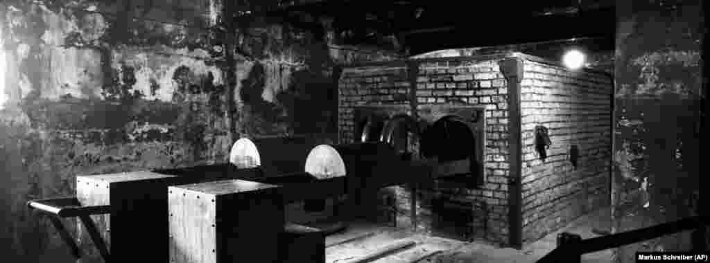 Od 1942. godine logor je postao mjesto masovnog istrebljenja. Oko 80 posto ljudi koji su stizali organiziranim transportom nisu ni bili evidentirani kao zatvorenici, već su po dolasku ubijani u plinskim komorama. na fotografiji: krematorij u blizini plinske komore u Auschwitzu I u Osjećimu.
