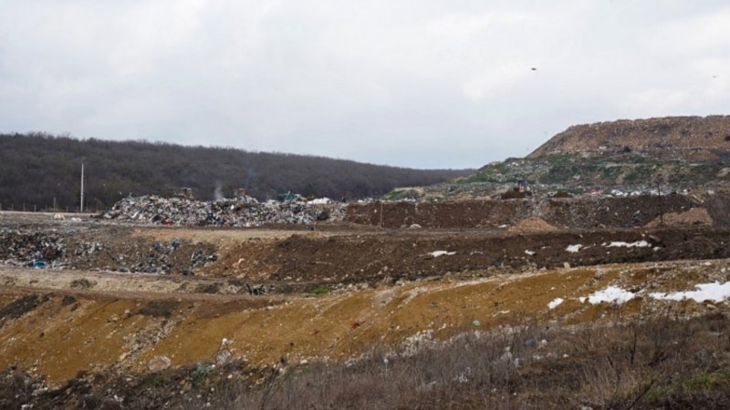 В Евпатории произошел пожар на мусорном полигоне – власти