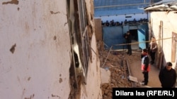 У разрушенного жилого двухэтажного дома барачного типа в городе Шымкенте. 9 января 2017 года.