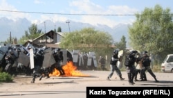 Жители Шанырака оказывают сопротивление наступлению вооруженных полицейских. Алматы, 14 июля 2006 года. 