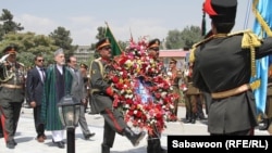 Президент Афганистана Хамид Карзай возрожил венок к памятнику свободы в Кабуле