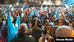 Многочисленные демонстранты несли уйгурские флаги 