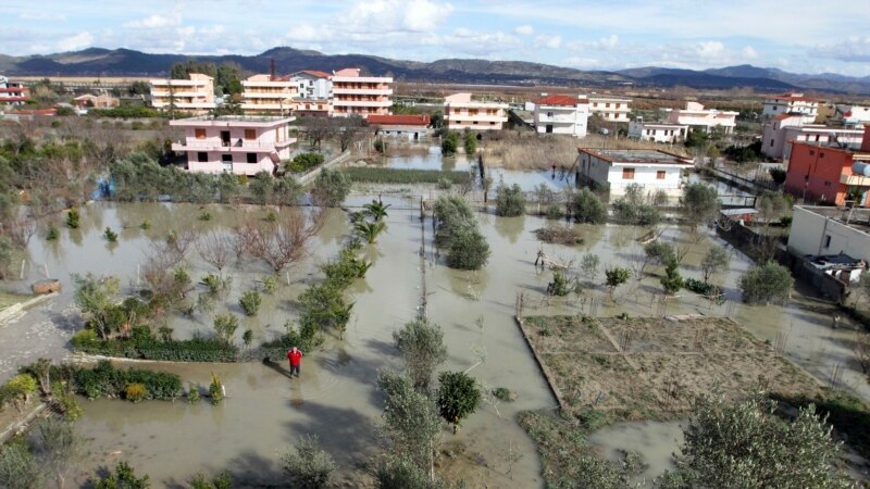 Поплави во Албанија, војската доставува храна