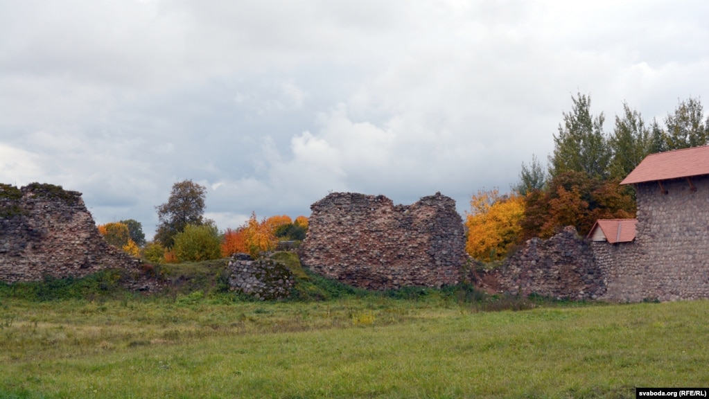 Замак у асеньнім антуражы