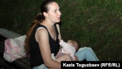 Подследственная Оксана Шевчук c дочерью Евой рядом со зданием суда. Алматы, 31 мая 2019 года.