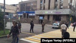 Гоголь-Зенков көшелерінің қиылысындағы жасақ. Алматы, 20 шілде 2016 жыл
