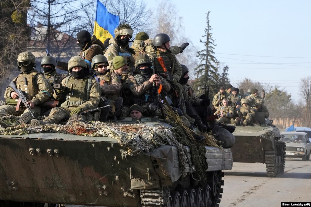 28 marzo 2022, Trostinet, regione di Sumy: soldati ucraini, rannicchiati su carri armati, attraversano un villaggio.