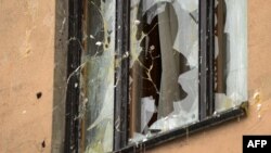 Яйца летят в разбитое окно посольства Турции. Москва, 25 ноября