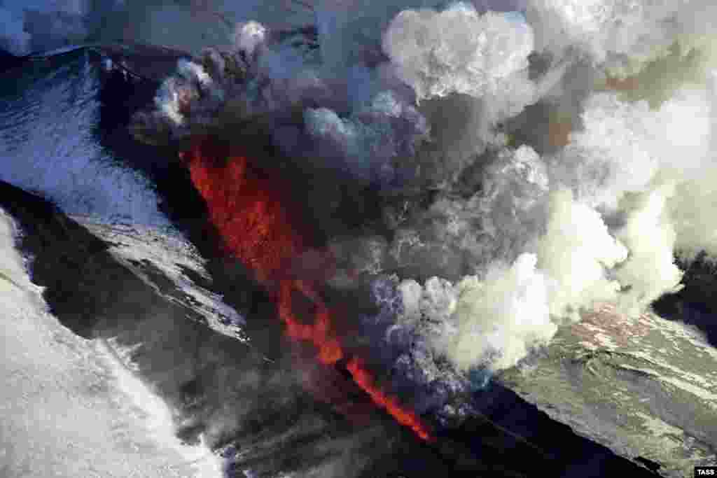 An ash cloud rises from the Plosky Tolbachik volcano on December 3.