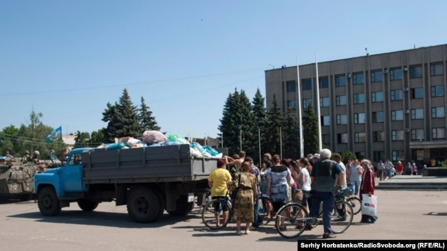 Раздача гуманитарной помощи в Славянске, 13 июля 2014 года