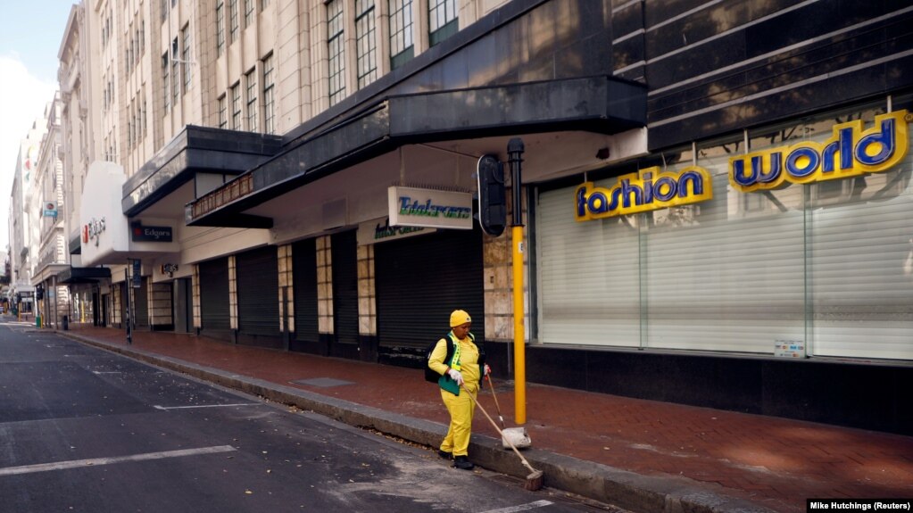 کارگری در کیپ تاون آفریقای جنوبی به رفت و روب خیابان مشغول است