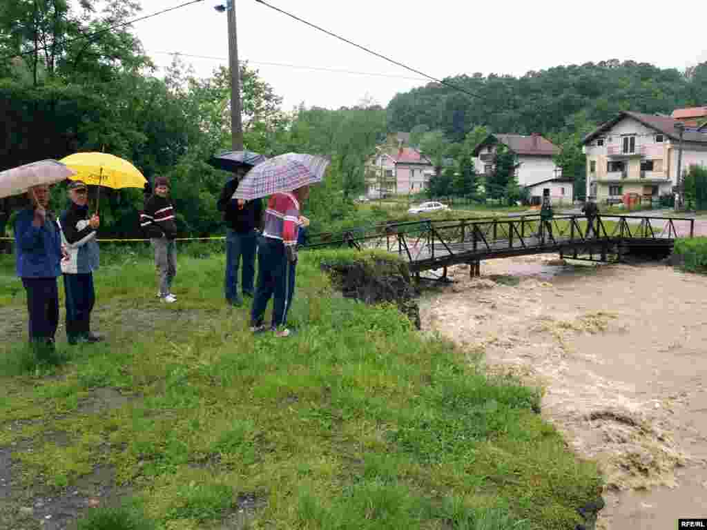 Bosna i Hercegovina, Tuzlanski kanton pod vodom, fotografije: Maja Nikolić - Kiša koja ne prestaje padati, u Tuzlanskom kantonu prouzročila je brojne neprilike. U gotovo svim općinama proglašeno je stanje elementarne nepogode. Poplave su ugrozile snadbjevanje vodom, a poljoprivredni usjevi su gotovo u potpunosti uništeni 