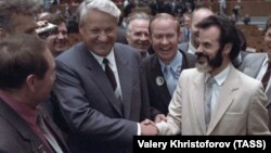 Борис Ельцин (слева) и Алексей Казанник, сложивший с себя полномочия члена Верховного Совета СССР