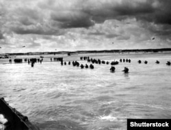 Trupele americane debarcă în Normandia în Ziua Z, 6 iunie 1944, în timpul celui de-al Doilea Război Mondial.
